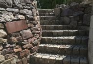 Eingangstreppe mit Trockenmauer